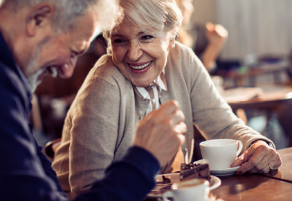 Nach der Einnahme von Kreon® genießt das Paar seinen Kaffee und Kuchen